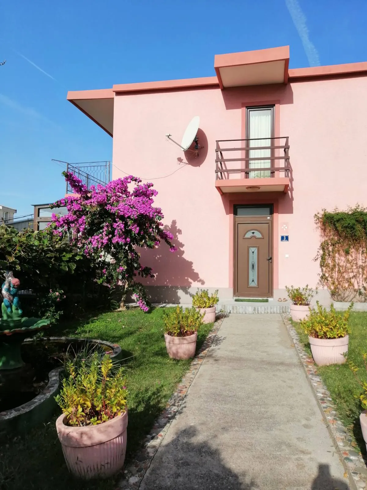 Two-storey house in Sutomore near the sea