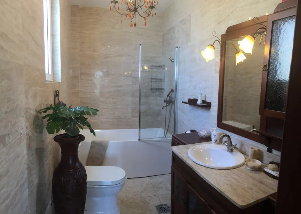 A luxurious villa with swimming pool in Utjeha