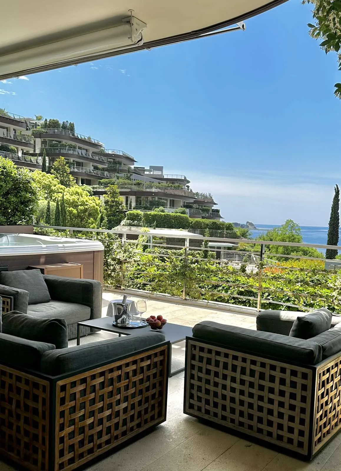 Роскошная квартира в Будве с видом на море 