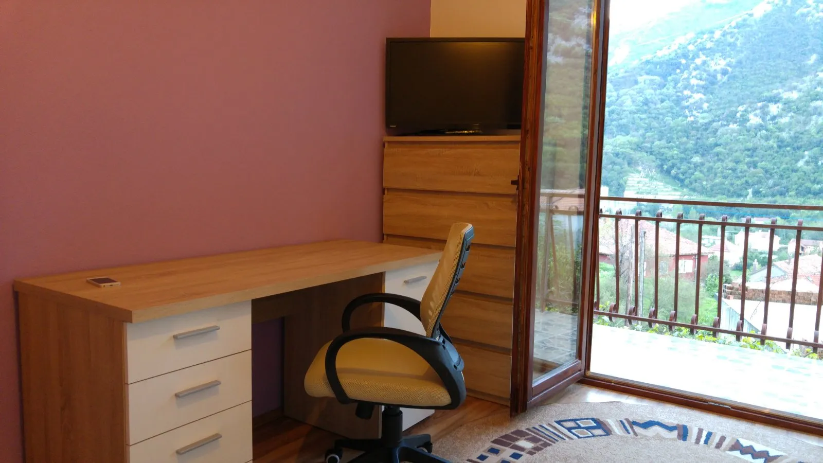 Three-story house in Morinje with a large yard