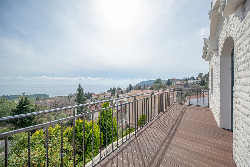 House for sale in Bar, Sutomore with a frontal view of the sea