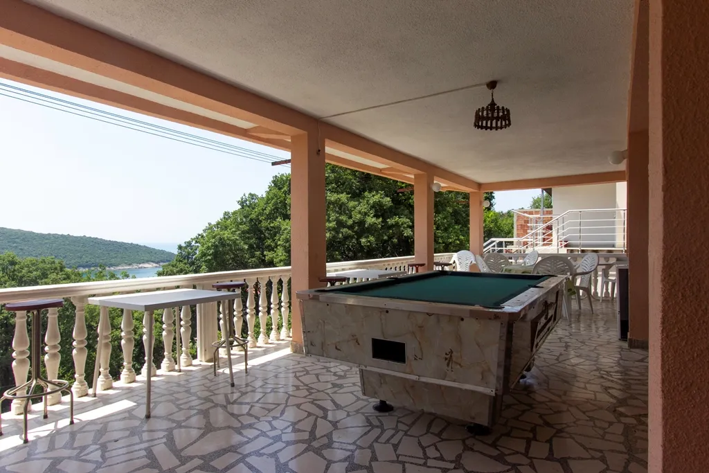 Three-storey house with sea view in Kruce