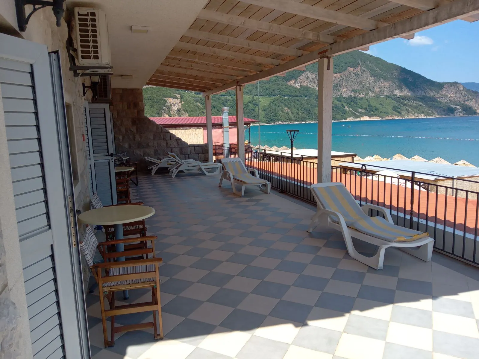 Mini Hotel on Jaz 50 meters from the sea