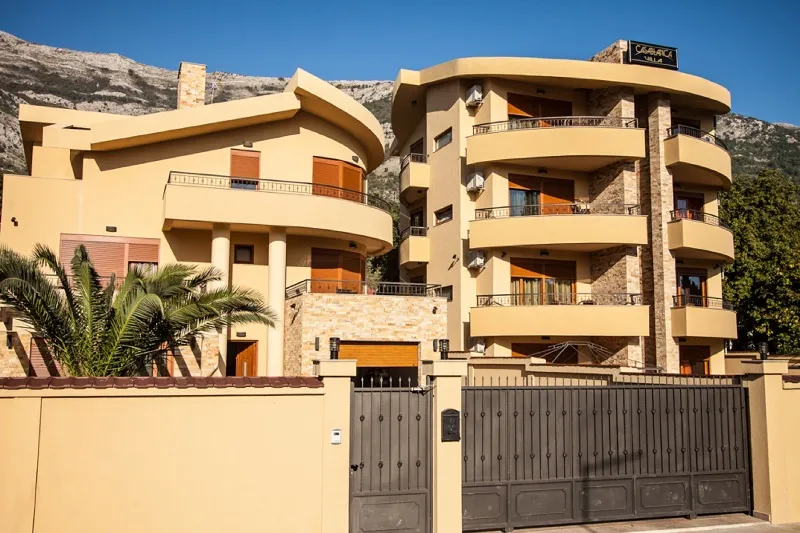 House / apart hotel in Sutomore 