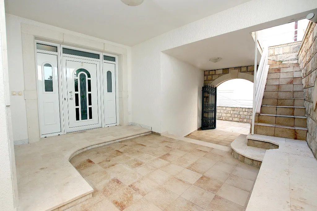 Четырехэтажная вилла в Свети Стефан