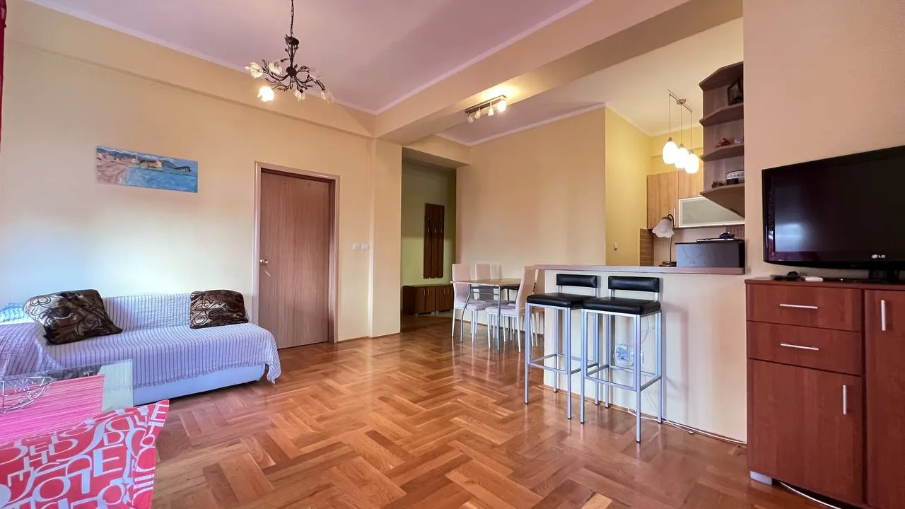 Квартира с двумя спальными комнатами в доме с бассейном в Будве