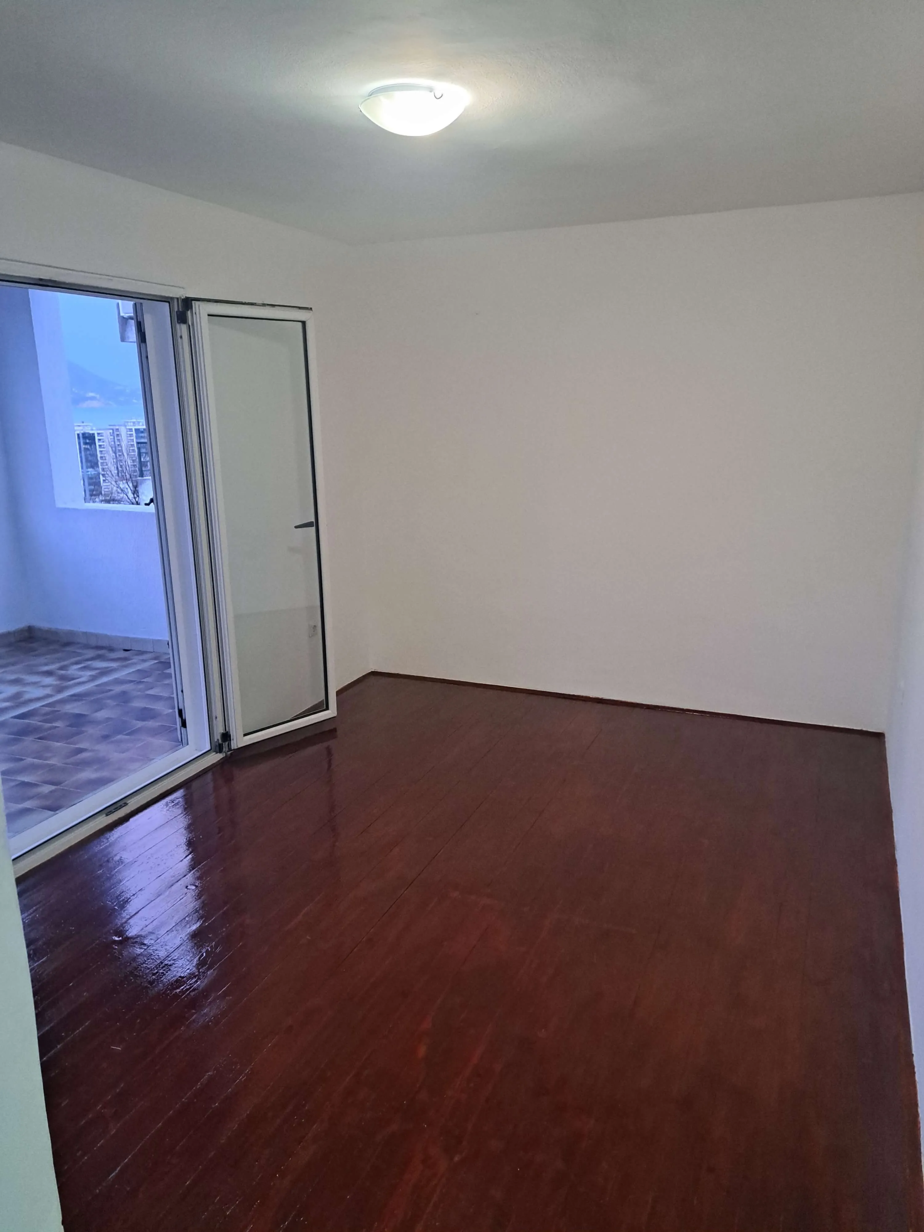 Квартира с двумя спальными комнатами и видом на море в Будве