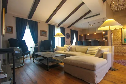 Очаровательная двухуровневая квартира в самом сердце старого города Будвы