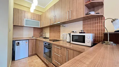 Квартира с двумя спальными комнатами в доме с бассейном в Будве