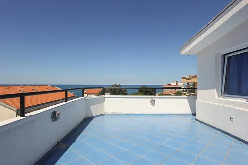 Просторный дом с видом на море в Утехе