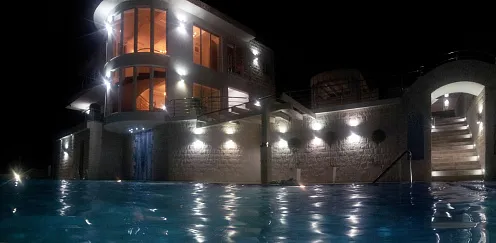 Zwei Luxusvillen im Komplex