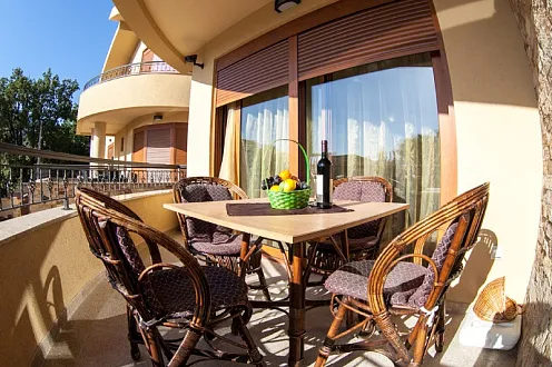 House / apart hotel in Sutomore 